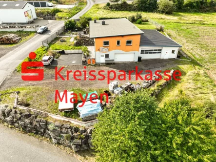 Drohnenaufnahme - Haus kaufen in Bell - Attraktive Kombination aus Wohnen und Gewerbe - Haus, Halle und Werkstatt