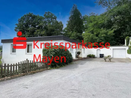 Ansicht m Garage - Haus kaufen in Mayen - Freistehender Bungalow m. Garage u. Garten in bevorzugter, ruhiger Wohnlage