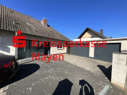  - Wohnung kaufen in Weißenthurm - 4-5 Zimmer-Erdgeschoßwohnung mit Terrasse, Garten und Garage.