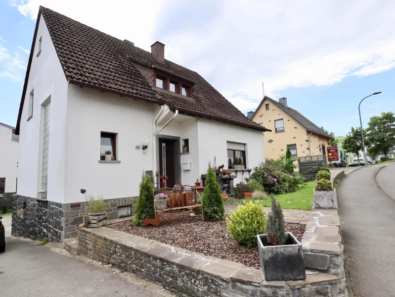 Außenansicht - Haus kaufen in Daun - Vermietetes, sehr gepflegtes Einfamilienwohnhaus mit Garten in zentraler Lage