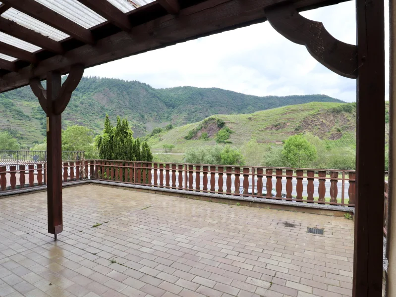 überdachte Terrasse mit Moselblick