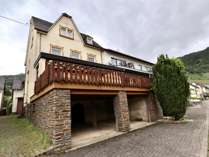 Frontansicht - Haus kaufen in Bremm - Geräumiges Winzerhaus mit Garagen, Garten und Terrasse mit herrlichem Moselblick