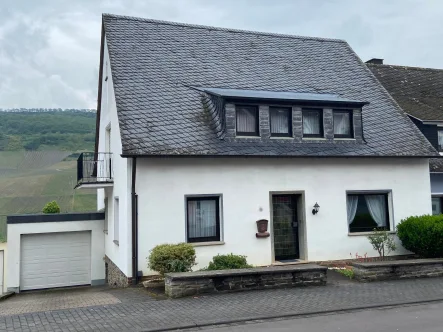 Außenansicht - Haus kaufen in Bernkastel-Kues - Zentral gelegenes Einfamilienwohnhaus mit Mosel- und Burgblick