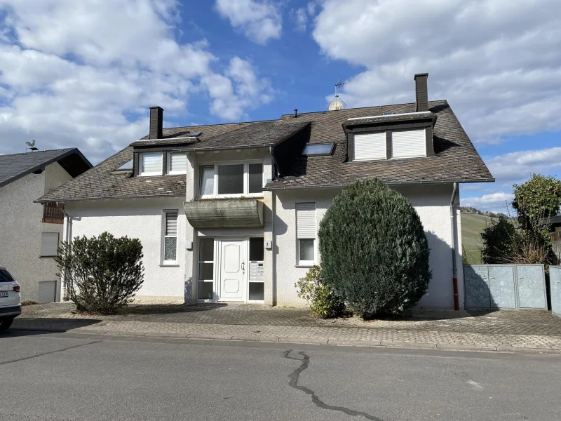 Hausfront - Wohnung kaufen in Bernkastel-Kues - Helle Dachgeschosswohnung mit herrlichem Moselblick