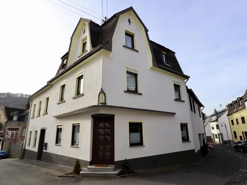 Außenansicht - Haus kaufen in Hatzenport - Großzügiges Zwei- bis Dreifamilienwohnhaus im Herzen des Moselortes Hatzenport