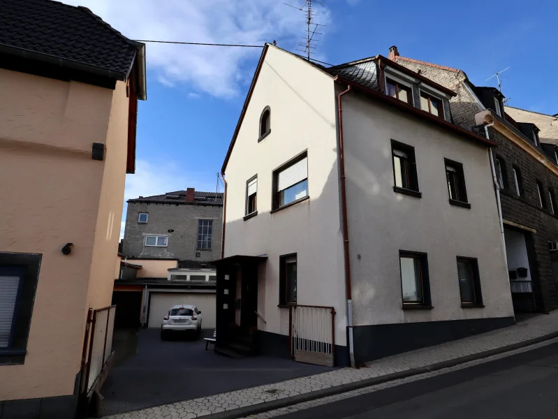 Straßenansicht - Haus kaufen in Mendig - Gemütliches Einfamilienwohnhaus mit großer Garage und separatem Gartengrundstück