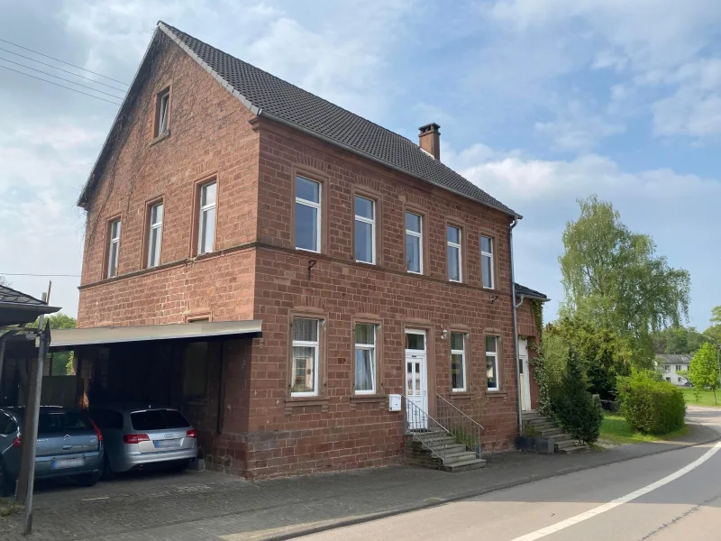 Hausfront - Haus kaufen in Heidweiler - Freistehendes Wohnhaus mit angebauter Scheune (ehem. Schule)