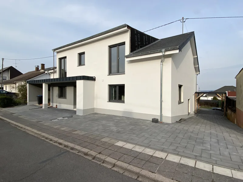 Hausfront - Haus kaufen in Altrich - Ideal für Kapitalanleger - vermietetes und modernes Zweifamilienwohnhaus mit Carport