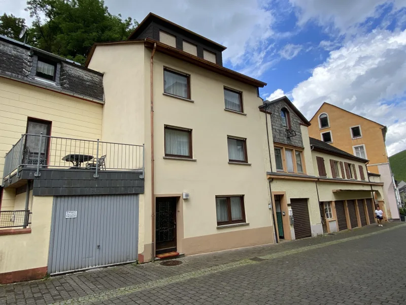 Außenansicht - Haus kaufen in Bernkastel-Kues - Reihenmittelhaus mit Gästezimmern in Ortsrandlage