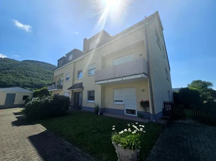 Außenansicht gesamtes Wohnhaus - Wohnung kaufen in Bernkastel-Kues - Gepflegte Eigentumswohnung mit kleinem Garten und Stellplatz 