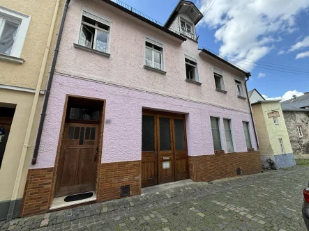 Außenansicht - Haus kaufen in Traben-Trarbach - Wohnhaus mit großer Garage in Ortslage