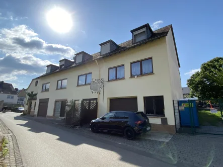 Straßenansicht - Haus kaufen in Trittenheim - Großzügiges Wohnhaus mit vermieteter Einliegerwohnung