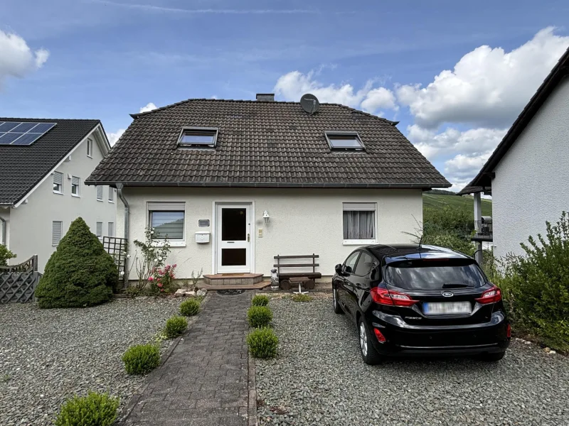 Außenansicht - Haus kaufen in Bernkastel-Kues - Freistehendes Einfamilienhaus mit Burgblick