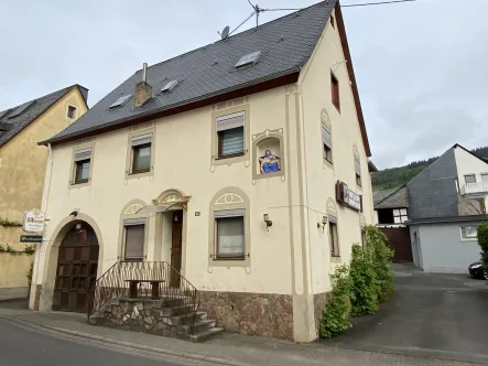 Außenansicht - Haus kaufen in Kröv - Großes Einfamilienwohnhaus mit Ausbaumöglichkeiten