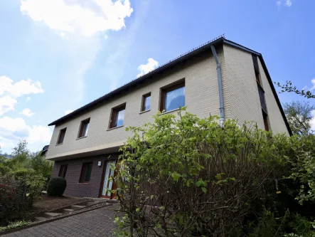 Außenansicht - Haus kaufen in Morbach - Großzügiges Zweifamilienwohnhaus mit Doppelgarage und Garten