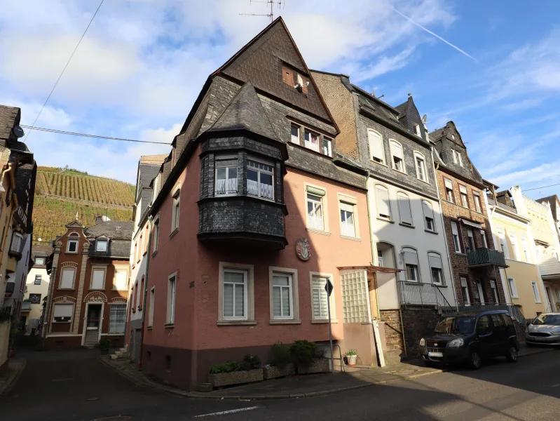 Außenansicht - Haus kaufen in Zell - Stark renovierungsbedürftiges Reihenendhaus in Moselnähe