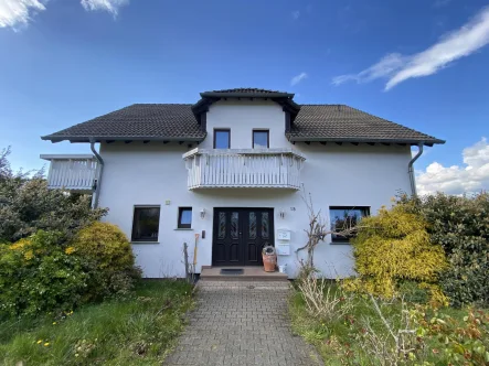 Straßenansicht - Haus kaufen in Deuselbach - Freistehendes Zweifamilienhaus in Ortsrandlage mit großem Garten