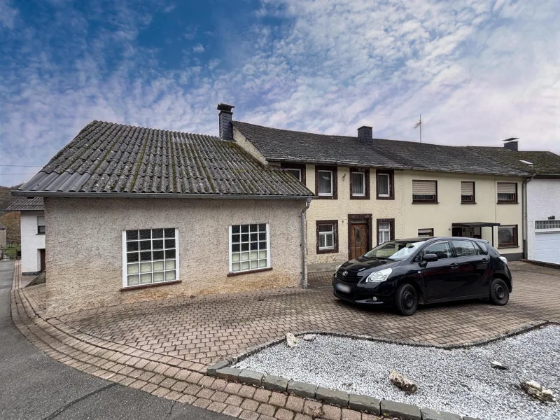 Straßenansicht - Haus kaufen in Landscheid - Einfamilienwohnhaus mit Blick ins Grüne in zentraler Ortslage