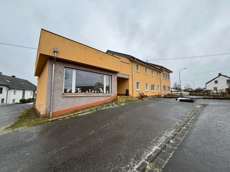 Außenansicht - Haus kaufen in Lichtenborn - Freistehendes Zweifamilienhaus mit großem Garten in zentraler Ortslage