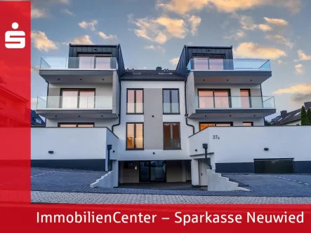 Straßenansicht (Stand 27.01.2024) - Sonstige Immobilie kaufen in Melsbach - Nur noch 4 ETWs frei - Hochwertige Neubauwohnungen mit Weitblick