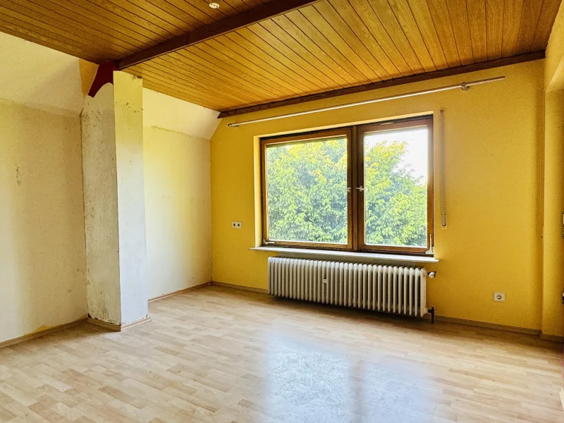 Zimmer OG mit Zugang zum Balkon