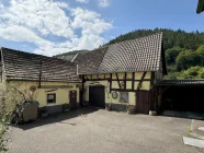 Nebengebäude und Carport