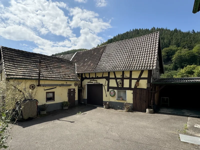 Nebengebäude und Carport