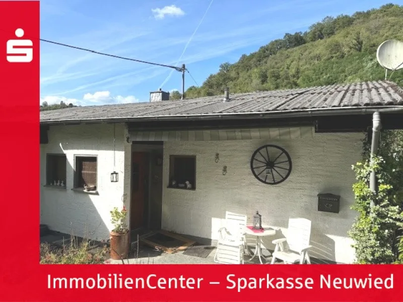 Rückansicht-Hauseingang - Haus kaufen in Leubsdorf - Wohnen auf einer Ebene in schöner, ruhiger Aussichtslage!