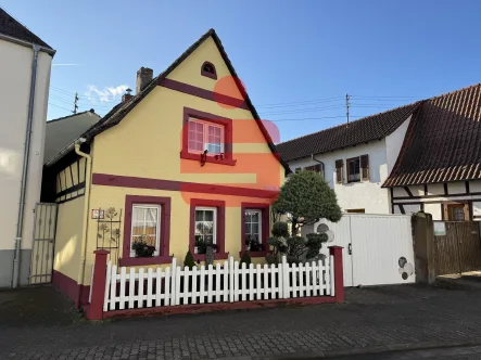  - Haus kaufen in Neustadt - Vielseitiges Anwesen mit zwei Häusern, Scheune und großem Garten – Ideal für Mehrgenerationenwohnen 