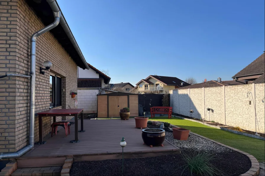 Terrasse mit Gartenhaus