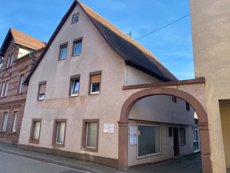  - Sonstige Immobilie kaufen in Albersweiler - Renovierungsbedürftiges Wohnhaus mit neuwertigen vermieteten Praxisräumen