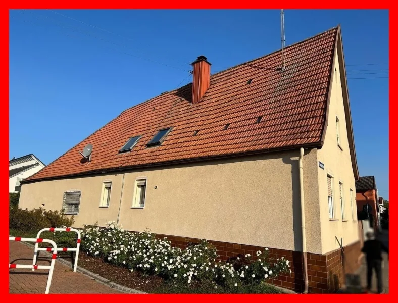 Hausansicht Fußweg - Haus kaufen in Rohrbach - Ideal für Familie mit Kindern - viel Platz für Papas Hobby