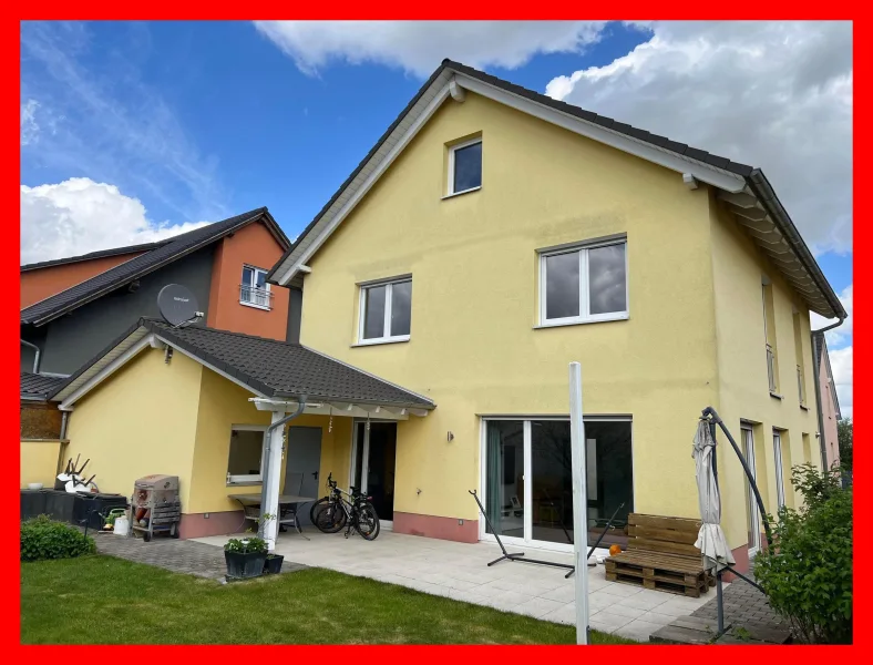 Hausrückseite mit Terrasse - Haus kaufen in Bornheim - Modernes Wohnen in ruhiger Lage