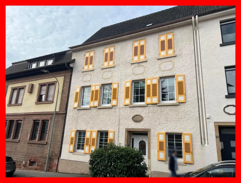 Hauszugangsseite - Haus kaufen in Edenkoben - Stillvoll Wohnen mit Blick auf Weinberge