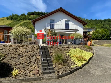 Außenansicht - Haus kaufen in Schleich - Gepflegtes Einfamilienhaus mit idyllischem Ausblick in Schleich a. d. Mosel