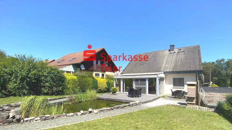 Hausansicht mit Garten - Haus kaufen in Schillingen - Einfamilienhaus mit schönem Grundstück und Garage in Schillingen