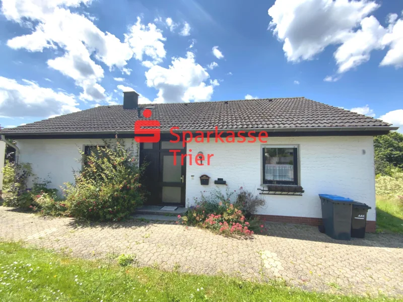 Außenansicht - Haus kaufen in Konz - Sanierungsbedürftiger Bungalow mit idyllischem Garten in Konz-Roscheid!