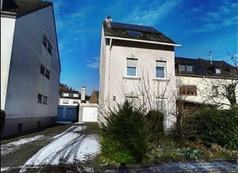 Hausansicht - Haus kaufen in Trier - Zwangsversteigerung EFH mit ELW in Trier-Zewen, Verkehrswert: 313.000 Euro 