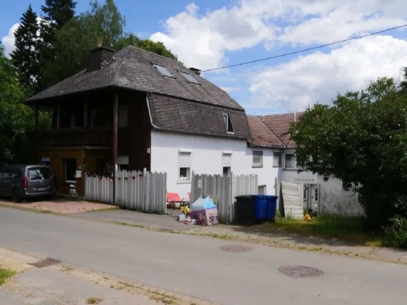 Hausansicht - Haus kaufen in Niederweiler - Zwangsversteigerung Wohnhaus mit 3 Wohneinheiten in 54636 Niederweiler