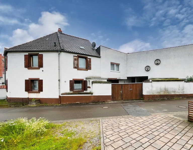 Außenansicht - Haus kaufen in Friedelsheim - Einfamilienhaus mit viel Platz und einem schönen Blick auf die Weinberge 