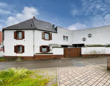 Außenansicht - Haus kaufen in Friedelsheim - Einfamilienhaus mit viel Platz und einem schönen Blick auf die Weinberge 