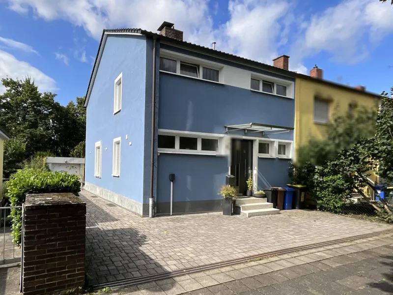 Front - Haus kaufen in Ludwigshafen - Top modernisiertes Reihenendhaus in ruhiger Lage mit Garage