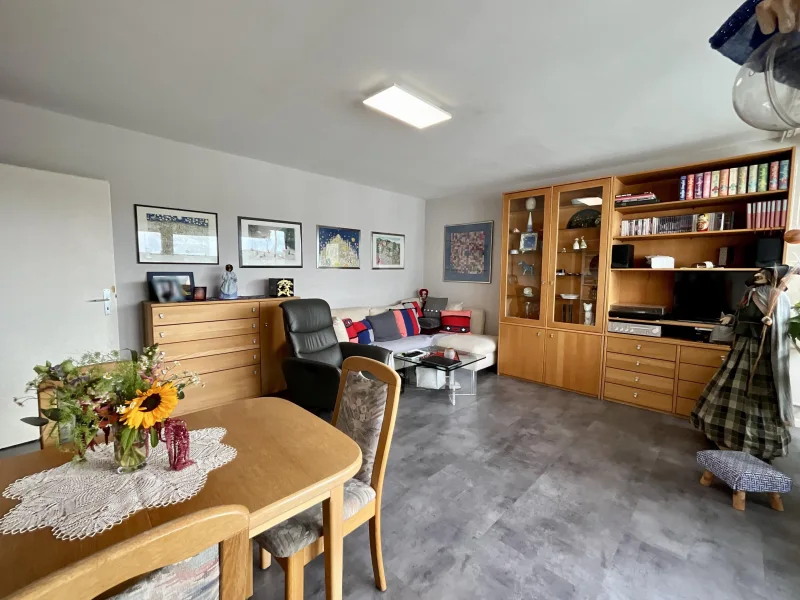 Wohnzimmer - Wohnung kaufen in Ludwigshafen - Modernisierte 2-Zimmer-Wohnung mit Balkon in zentraler Lage