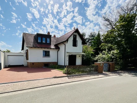 Außenansicht - Haus kaufen in Limburgerhof - Exklusives, freistehendes Einfamilienhaus mit viel Platz in ruhiger Lage.