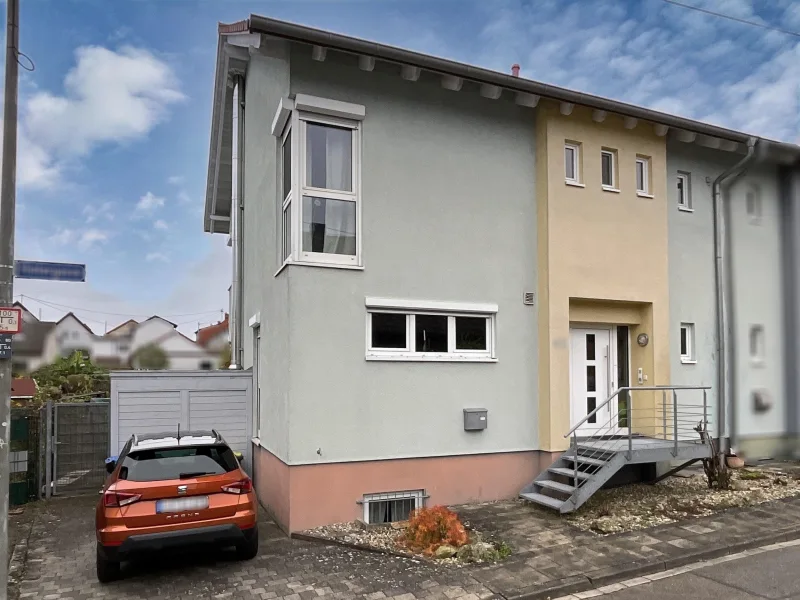 Außenansicht - Haus kaufen in Ludwigshafen - Moderne Doppelhaushälfte mit Terrasse, Kachelofen, Garten und Stellplatz 