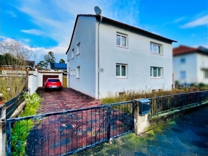 Vordere Ansicht mit Hofeinfahrt - Haus kaufen in Speyer - Zuhause ankommen: 2-Fam. Haus mit Garten und Garage in Speyer-Nord