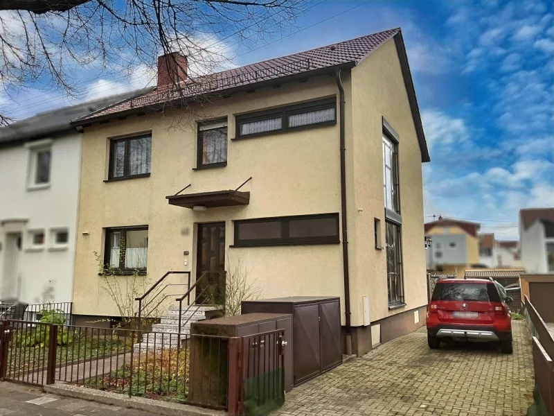 Vorderseite - Haus kaufen in Ludwigshafen - Sehr gepflegtes Doppelhaus mit Garten, Süd-Westseite in Lu-Edigheim!