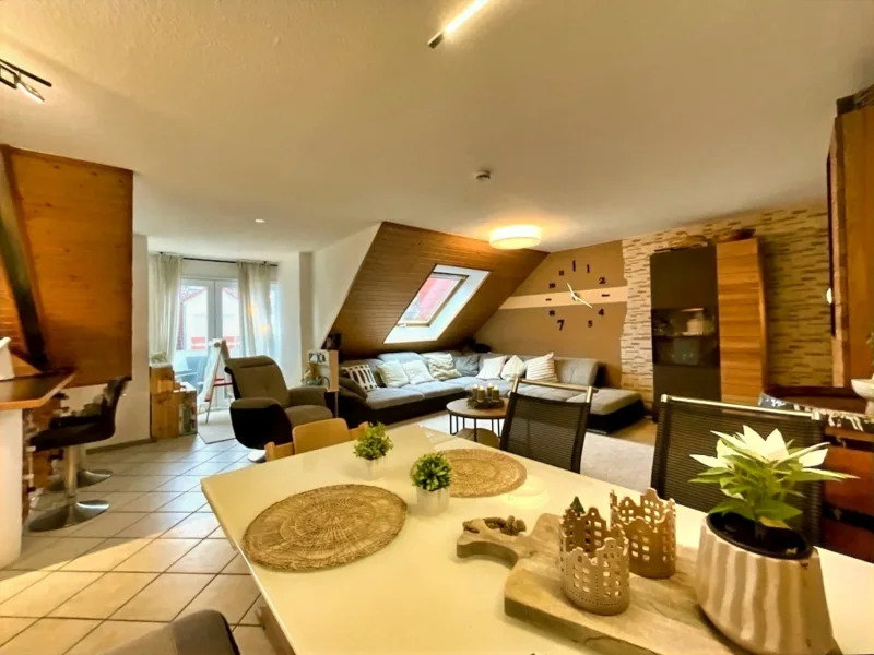 Wohn-Essbereich - Wohnung kaufen in Speyer - Charmante DG-Maisonette-Wohnung mit Loggia+ TG-Stellplatz in zentraler Lage