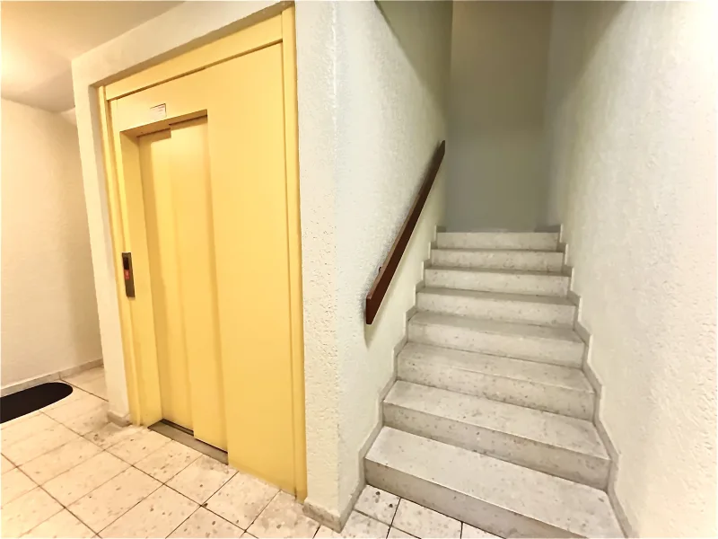 Treppe/Aufzug im Hausflur