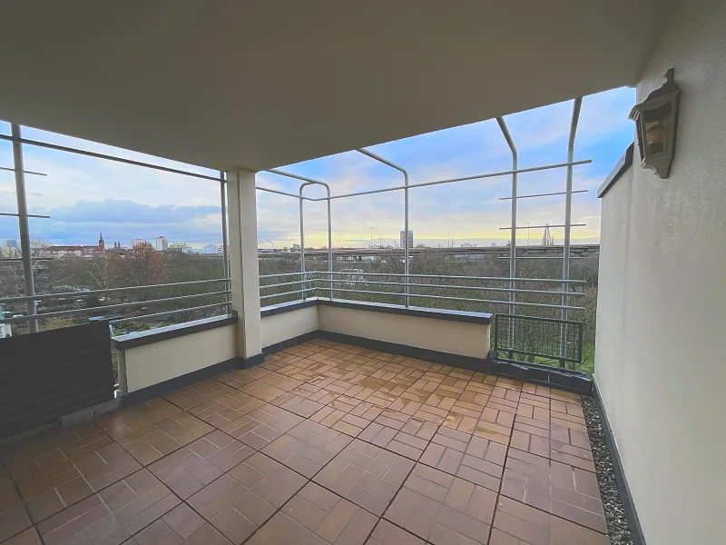 Aussicht vom Balkon - Wohnung kaufen in Ludwigshafen - Helle 2 ZKB Wohnung inkl. Balkon, schöner Aussicht und TG-Stellplatz